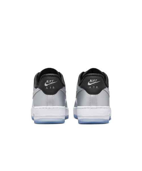NIKE(ナイキ)の「ナイキ エア フォース 1 '07 SE ウィメンズシューズ / Nike Air Force 1 '07 SE Women's Shoes<22-29cm 展開>(スニーカー・レディース・ホワイト/シルバー・25/28/24/27.5/25.5/28.5/24.5/22.5/27/23.5/23/26/29/22/26.5)」の18枚目の写真