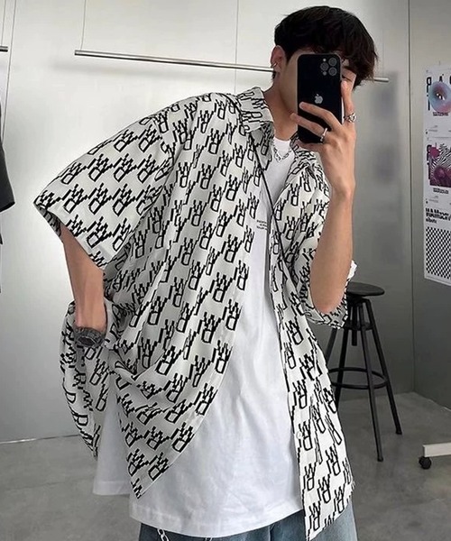 BENDER TOKYO(ベンダートウキョウ)の「【BENDER TOKYO】ルーズシルエット 総柄プリント ドレープ レギュラーカラーシャツ/半袖(シャツ/ブラウス・メンズ・ブラック系その他/その他24/ブラック系その他4/ホワイト系その他3/グレー系カモフラージュ/ブルー系その他6/オレンジ系その他/ホワイト系その他6/ホワイト系3/その他27/ブラック系/ブラック×グレー/ブラック×ベージュ/ホワイト×ブルー/ホワイト×ネイビー/サックスブルー系/ブラック系3/その他1/E/ミント/ブラック系7/ブラック系その他3/ブラウン系その他/ブラック×イエロー/ブラック系その他5/ライトグレー/ブルー系その他/サックスブルー系2/イエロー系その他2/グリーン系カモフラージュ/その他6/ホワイト系その他2/その他21/その他29/サックスブルー/ネイビー系/ホワイト系/ブラック系4/ライトブラウン/その他10/その他22/ブルー系その他2/ホワイト系1/その他14/カラフル/ホワイト×イエロー/ホワイト系7/ブラック系1/その他17/ブルー系その他5/その他/ホワイト×ゴールド/その他11/ブラック系その他7/その他16/その他23/G/ホワイト系6/グレー系その他/ネイビー系2/グレー×ホワイト/ブルー系その他4/ブラック×グリーン/オフホワイト/その他7/ホワイト系その他4/ホワイト系9/ブラック×ピンク/その他18/グリーン系その他/I/ブラック系5/ホワイト系2/ホワイト系その他7/オレンジ系/その他15/グリーン/その他9/その他26/レッド系/サンドベージュ/ホワイト×グリーン/その他5/レッド系その他/ホワイト×ピンク/ブラックミックス/D/ブラック系2/その他25/ラベンダー/ホワイト系その他/ライトブラック/ホワイト系5/ブラック系6/その他19/ホワイト系8/カーキ/ピンク系その他2/その他2/C/H/ブラック系その他2/ピンク系その他/ホワイト×レッド/ブルー系/ブラック×ホワイト/ネイビー系1/ライトピンク/その他28/オレンジ系その他2/イエロー/その他8/B/ピンク×イエロー/ホワイト系その他5/その他20/ブラック系その他6/ホワイト×ブラウン/ホワイト系4/その他3/ライトブルー/その他13/F/イエロー系その他/ブルー系その他3/その他12/その他4/ネイビー系3/A/サックスブルー系1/スカイブルー/ブラック/ホワイト/その他30・L/M/XL)」の15枚目の写真