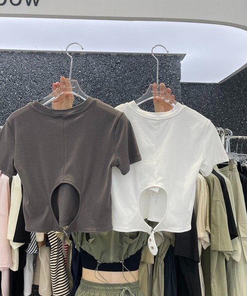 LYEON（リヨン）の「バックオープンクロップドTシャツ（Tシャツ/カットソー・レディース・グレー/オフホワイト・FREE）」の3枚目の写真