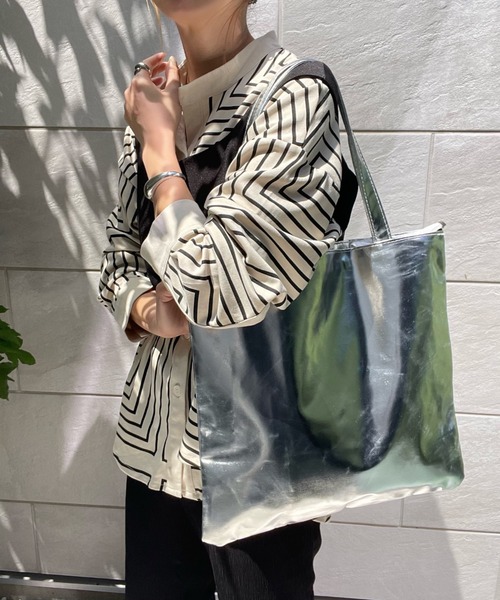 y/m by misato（イムバイミサト）の「メタリックトートBAG（トートバッグ・レディース・ゴールド/シルバー・FREE）」の3枚目の写真