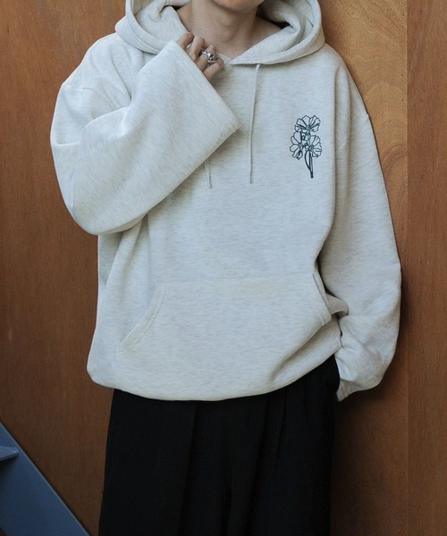 NILWAY(ニルウェイ)の「フレアスリーブ フラワー 刺繍 スウェット パーカー(パーカー・メンズ・ネイビー/ブラック/オートミール・LARGE/MEDIUM)」の2枚目の写真