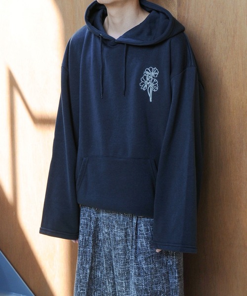 NILWAY(ニルウェイ)の「フレアスリーブ フラワー 刺繍 スウェット パーカー(パーカー・メンズ・ネイビー/ブラック/オートミール・LARGE/MEDIUM)」の3枚目の写真