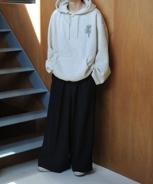 NILWAY（ニルウェイ）の「フレアスリーブ フラワー 刺繍 スウェット