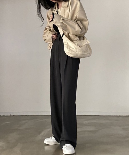 by muni:r（バイ ムニール）の「クロップドショートレザージャケット（ライダースジャケット・レディース・クリーム/ブラック・FREE）」の9枚目の写真