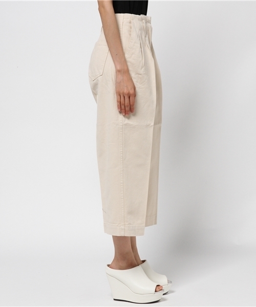 MOUSSY（マウジー）の「Color denim tuck PT（その他パンツ・レディース・ライトカーキ/アイボリー・2/0/1）」の4枚目の写真