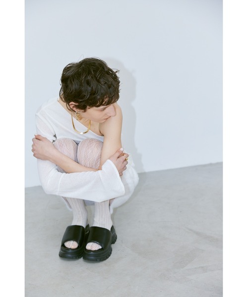 un/neu（アンノイ）の「ボリュームソールパデットサンダル