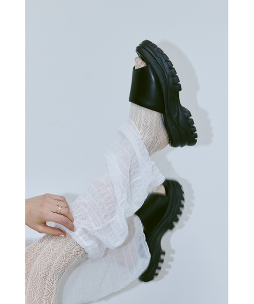 un/neu（アンノイ）の「ボリュームソールパデットサンダル / ライトソールサンダル（サンダル・レディース・ベージュ/ブラック・M/S/L）」の12枚目の写真