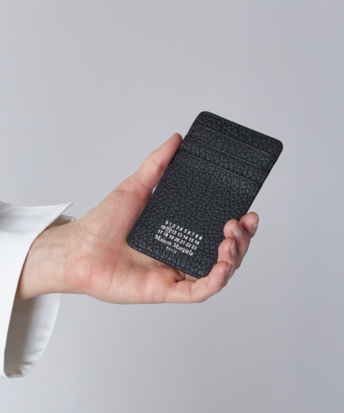 Maison Margiela(メゾンマルジェラ)の「Maison Margiela VERTICAL CARD HOLDER(名刺入れ・メンズ・ブラック・FREE)」の4枚目の写真