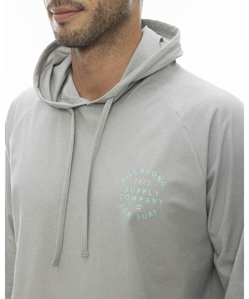 BILLABONG（ビラボン）の「BILLABONG メンズ 【CHILLWEAR】 SOFTTY PARKA【2024年春夏モデル】/ビラボン速乾ストレッチUVプロテクション長袖プルオーバーフーディ・パーカー（ラッシュガード・メンズ・ブラック/グレー系その他/グレー・MEDIUM/LARGE/X-LARGE）」の13枚目の写真