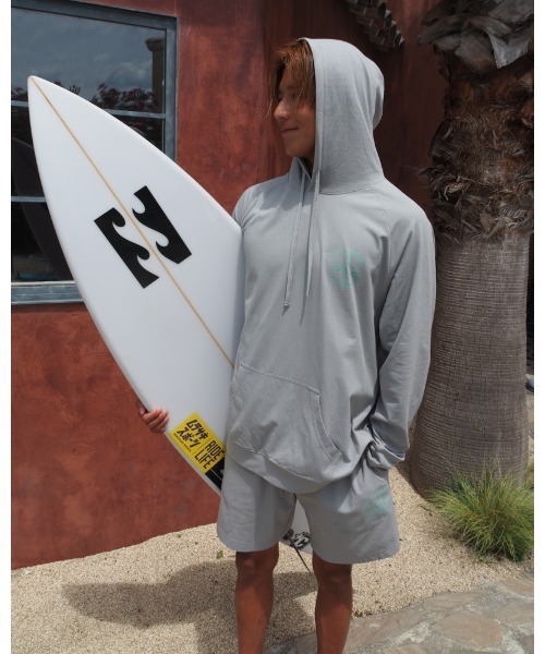 BILLABONG（ビラボン）の「BILLABONG メンズ 【CHILLWEAR】 SOFTTY PARKA【2024年春夏モデル】/ビラボン速乾ストレッチUVプロテクション長袖プルオーバーフーディ・パーカー（ラッシュガード・メンズ・ブラック/グレー系その他/グレー・MEDIUM/LARGE/X-LARGE）」の8枚目の写真