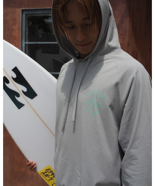 BILLABONG（ビラボン）の「BILLABONG メンズ 【CHILLWEAR】 SOFTTY PARKA【2024年春夏モデル】/ビラボン速乾ストレッチUVプロテクション長袖プルオーバーフーディ・パーカー（ラッシュガード・メンズ・ブラック/グレー系その他/グレー・MEDIUM/LARGE/X-LARGE）」の20枚目の写真