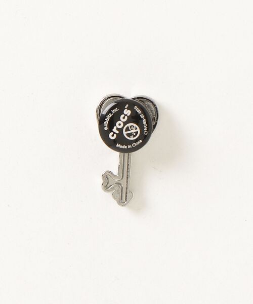crocs(クロックス)の「crocs JIBBITZ Silver and Black Heart Key / クロックス ジビッツ シルバー アンド ブラック ハート キー(シューズアクセサリー・レディース・マルチ・FREE)」の2枚目の写真
