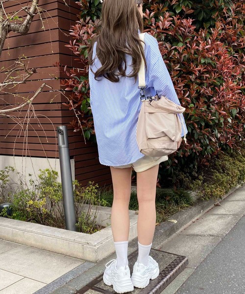 NANEA(ナネア)の「肩掛け風デザイン2wayストライプシャツ(シャツ/ブラウス・レディース・ブルー・SMALL/MEDIUM/LARGE)」の9枚目の写真
