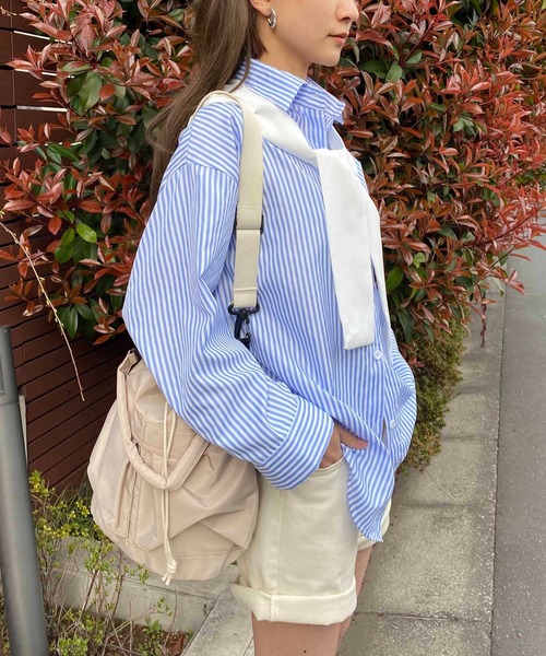 NANEA(ナネア)の「肩掛け風デザイン2wayストライプシャツ(シャツ/ブラウス・レディース・ブルー・SMALL/MEDIUM/LARGE)」の15枚目の写真
