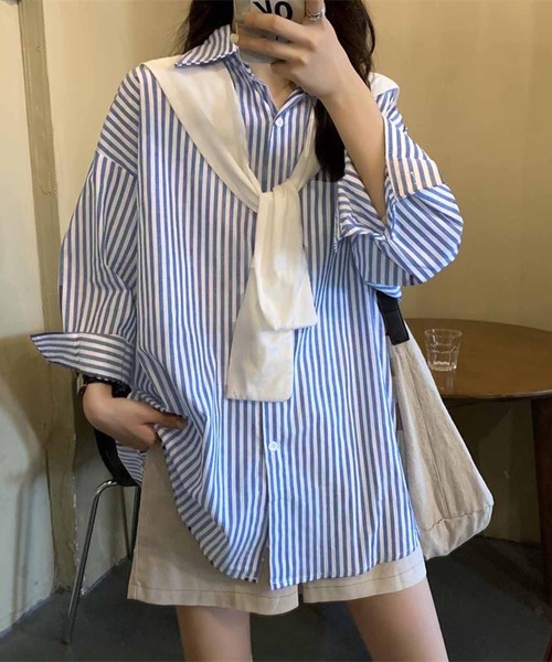 NANEA(ナネア)の「肩掛け風デザイン2wayストライプシャツ(シャツ/ブラウス・レディース・ブルー・SMALL/MEDIUM/LARGE)」の3枚目の写真