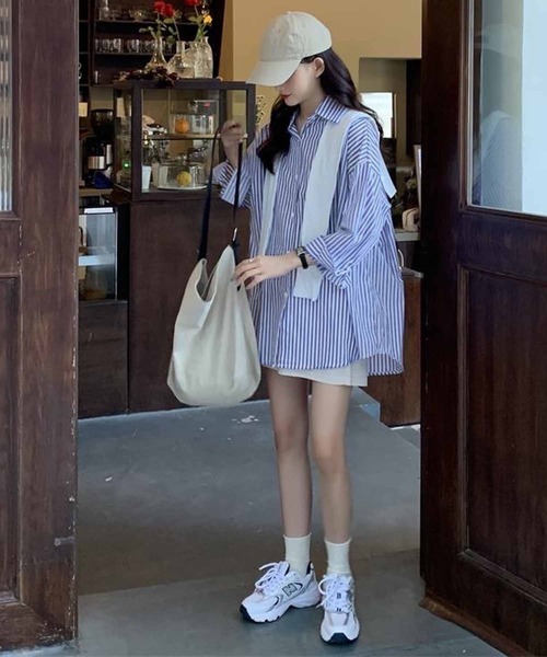 NANEA(ナネア)の「肩掛け風デザイン2wayストライプシャツ(シャツ/ブラウス・レディース・ブルー・SMALL/MEDIUM/LARGE)」の4枚目の写真
