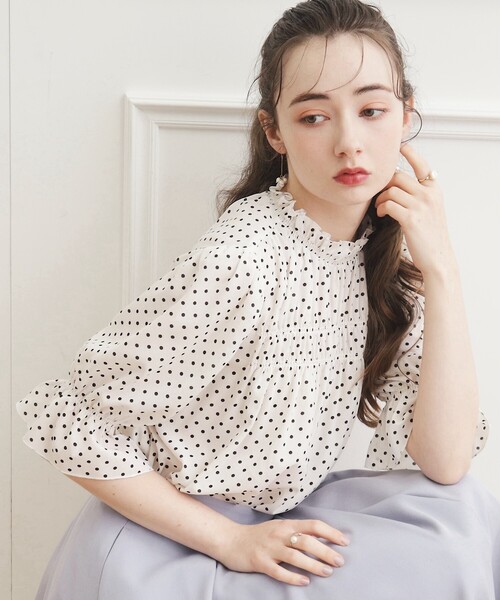 couture brooch(クチュールブローチ)の「◆【洗える】シャーリングシアーブラウス(シャツ/ブラウス・レディース・ホワイト系その他5/ライトグレー/ブラック/ブルー・40/38/42/36)」の2枚目の写真