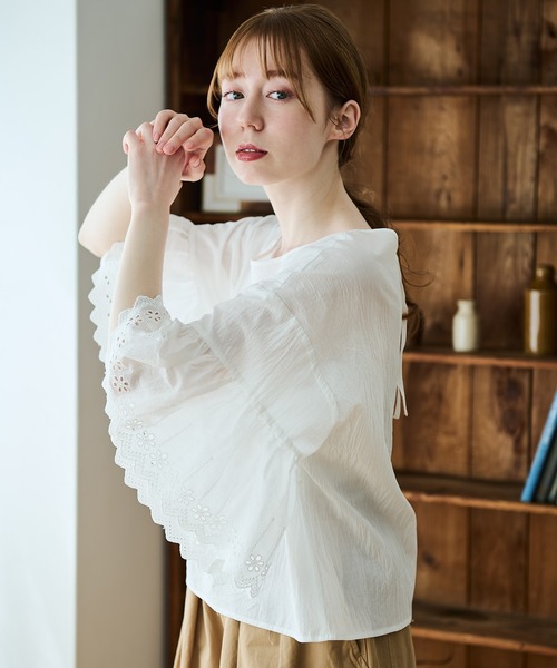 Crisp（クリスプ）の「カットワークフリルブラウス（シャツ/ブラウス・レディース・ベージュ/ホワイト/グリーン・FREE）」の2枚目の写真