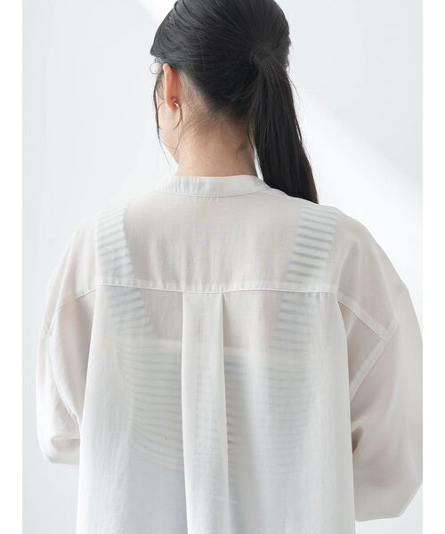 earth music&ecology(アースミュージックアンドエコロジー)の「シアーバンドカラーシャツ(シャツ/ブラウス・レディース・モカ/ブラック/ブルー/オフホワイト・FREE)」の10枚目の写真