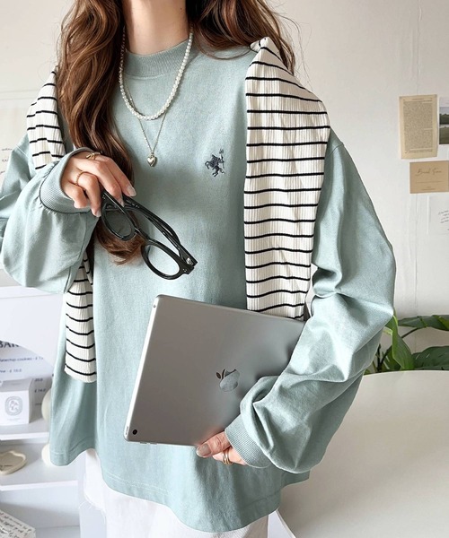 classicalelf(クラシカルエルフ)の「大人リラックススタイル。ワンポイント刺繍モックネック長袖Tシャツ(無地・ボーダー)(Tシャツ/カットソー・レディース・オートミール/ブラック系その他/ブラック/オフホワイト/ホワイト×ブラック/グリーン・X-LARGE/LARGE/MEDIUM/SMALL)」の6枚目の写真