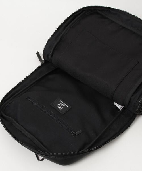 waku(ワク)の「WK-0084 waku 『KURO Series』2WAY縦型リュック&ボディBAG(バックパック/リュック・メンズ・ブラック・FREE)」の4枚目の写真