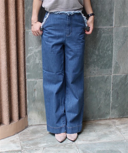 LIMITLESS LUXURY（リミットレスラグジュアリー）の「フリンジデニムワイドパンツ◆（その他パンツ・レディース・ブルー系その他/ネイビー・36/38）」の2枚目の写真