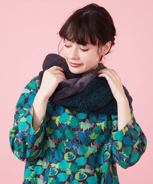 Jocomomola（ホコモモラ）の「フェイクファースヌード（ネックウォーマー/スヌード・レディース・ベージュ/チャコールグレー・40）」の2枚目の写真