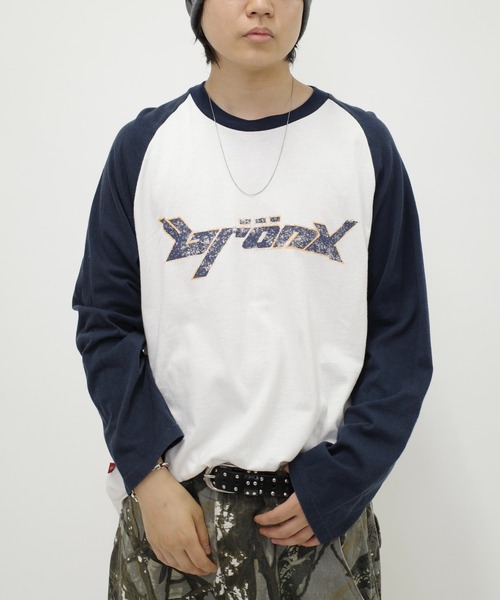 WHO'S WHO gallery(フーズフーギャラリー)の「*3サイズ展開【KOOKY'N/クーキー】BRONXヴィンテージロゴラグランロンt(Tシャツ/カットソー・レディース・ブラック/チャコールグレー/ネイビー/サックスブルー/パープル・MEDIUM/LARGE/X-LARGE)」の3枚目の写真