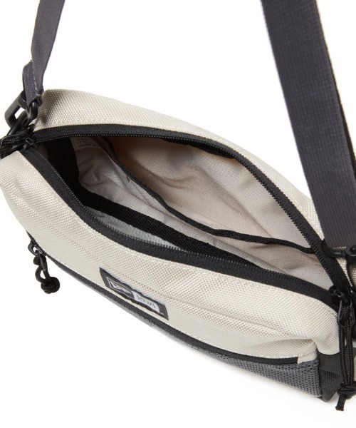 NEW ERA（ニューエラ）の「NEW ERA/ニューエラ ショルダーバッグ SHOULDER POUCH ショルダーポーチ ラージ 2L 14521314/14521315/14521316/14750860（ショルダーバッグ・メンズ・ブラック/ブラック×ホワイト/ストーン/ネイビー・FREE）」の15枚目の写真