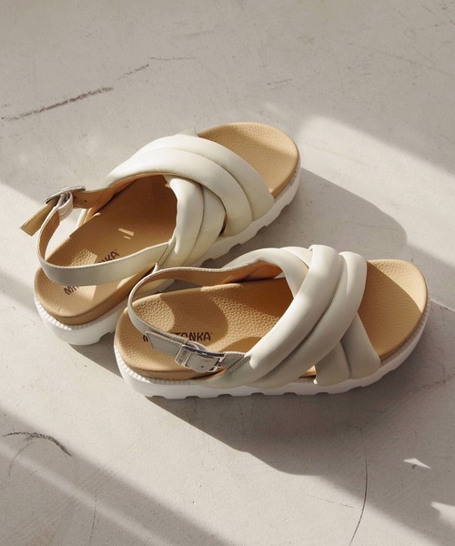 Minnetonka（ミネトンカ）の「【MINNETONKA/ミネトンカ】 クロスベルトパデッドサンダル パフィーサンダル 23M03（サンダル・レディース・シルバー/ブラック/ホワイト/ベージュ・5/6/7/8/9）」の2枚目の写真