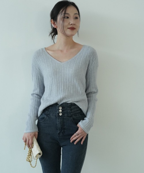 maison de LATIR(メゾンドラティール)の「シンプル上品な秋に映えるVネックニットトップス(ニット/セーター・レディース・ブラック/アイボリー/グレー/ホワイト/ベージュ/ベージュ系1/アイボリー系1/ブラック系1/ホワイト系1・ONESIZE)」の18枚目の写真