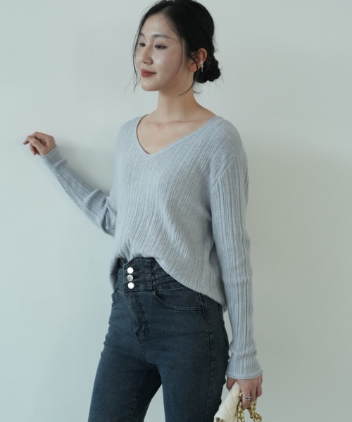 maison de LATIR(メゾンドラティール)の「シンプル上品な秋に映えるVネックニットトップス(ニット/セーター・レディース・ブラック/アイボリー/グレー/ホワイト/ベージュ/ベージュ系1/アイボリー系1/ブラック系1/ホワイト系1・ONESIZE)」の16枚目の写真