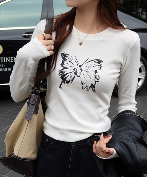 VIBGYOR(ヴィブジョー)の「【EIZZ/アイズ】幻想蝶プリント ロングスリーブ Tシャツ(Tシャツ/カットソー・レディース・ホワイト/ライトグレー/チャコール/ブラック/カーキ・FREE)」の2枚目の写真