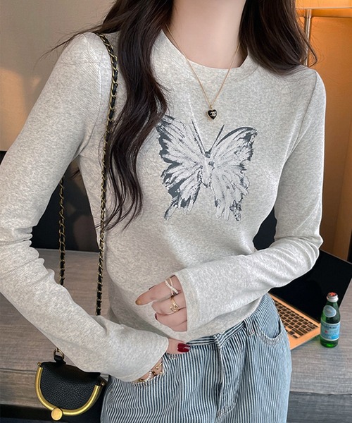 VIBGYOR(ヴィブジョー)の「【EIZZ/アイズ】幻想蝶プリント ロングスリーブ Tシャツ(Tシャツ/カットソー・レディース・ホワイト/ライトグレー/チャコール/ブラック/カーキ・FREE)」の3枚目の写真