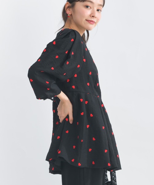 PICCIN PERLA(ピッチンペルラ)の「ハート刺繍袖リボンペプラムブラウス(シャツ/ブラウス・レディース・ブラック/アイボリー・M)」の12枚目の写真