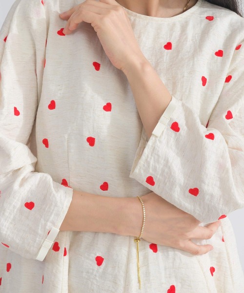 PICCIN PERLA(ピッチンペルラ)の「ハート刺繍袖リボンペプラムブラウス(シャツ/ブラウス・レディース・ブラック/アイボリー・M)」の6枚目の写真