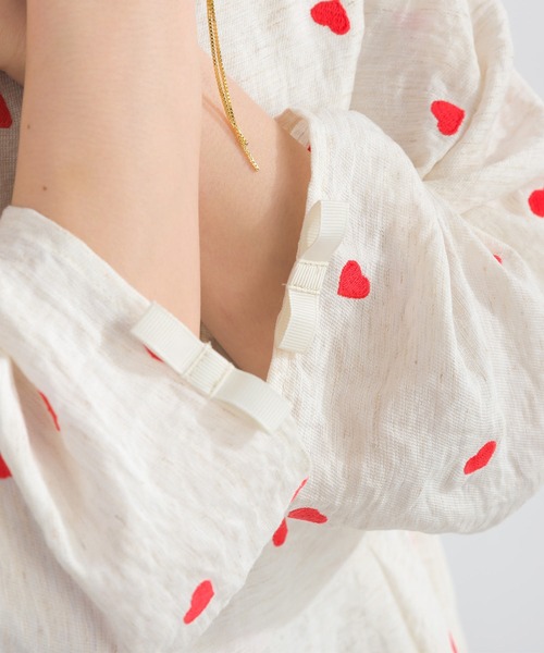 PICCIN PERLA(ピッチンペルラ)の「ハート刺繍袖リボンペプラムブラウス(シャツ/ブラウス・レディース・ブラック/アイボリー・M)」の5枚目の写真