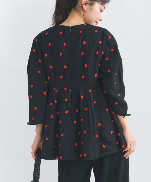 PICCIN PERLA(ピッチンペルラ)の「ハート刺繍袖リボンペプラムブラウス(シャツ/ブラウス・レディース・ブラック/アイボリー・M)」の13枚目の写真