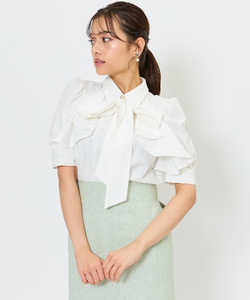 AND COUTURE(アンドクチュール)の「ビジューボタンストライプフリルブラウス(シャツ/ブラウス・レディース・グリーン系その他/ホワイト系その他/ブルー系その他/ホワイト系その他6・FREE)」の1枚目の写真