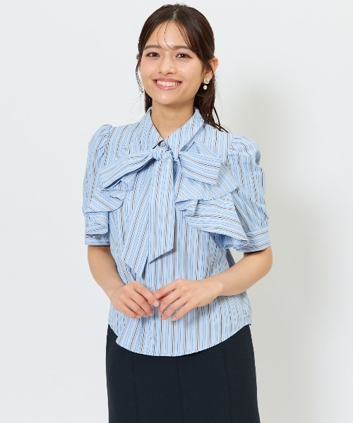 AND COUTURE(アンドクチュール)の「ビジューボタンストライプフリルブラウス(シャツ/ブラウス・レディース・グリーン系その他/ホワイト系その他/ブルー系その他/ホワイト系その他6・FREE)」の4枚目の写真