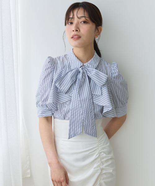 AND COUTURE(アンドクチュール)の「ビジューボタンストライプフリルブラウス(シャツ/ブラウス・レディース・グリーン系その他/ホワイト系その他/ブルー系その他/ホワイト系その他6・FREE)」の2枚目の写真