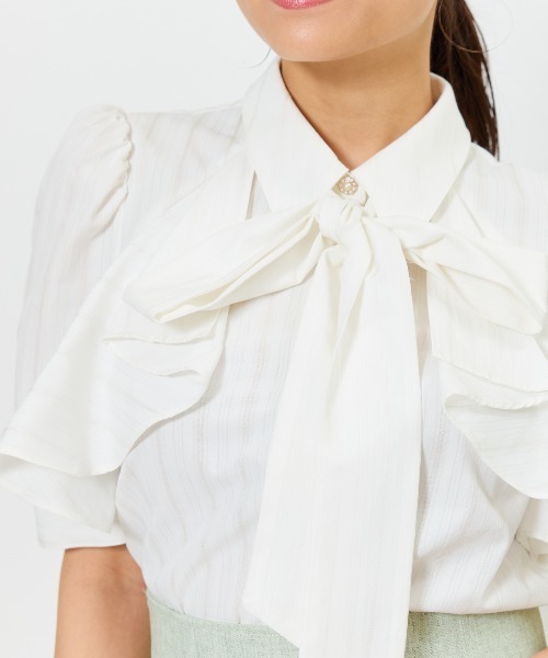 AND COUTURE(アンドクチュール)の「ビジューボタンストライプフリルブラウス(シャツ/ブラウス・レディース・グリーン系その他/ホワイト系その他/ブルー系その他/ホワイト系その他6・FREE)」の9枚目の写真