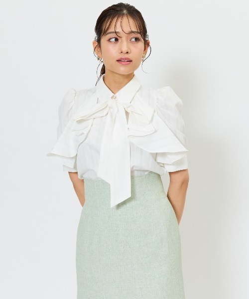 AND COUTURE(アンドクチュール)の「ビジューボタンストライプフリルブラウス(シャツ/ブラウス・レディース・グリーン系その他/ホワイト系その他/ブルー系その他/ホワイト系その他6・FREE)」の5枚目の写真