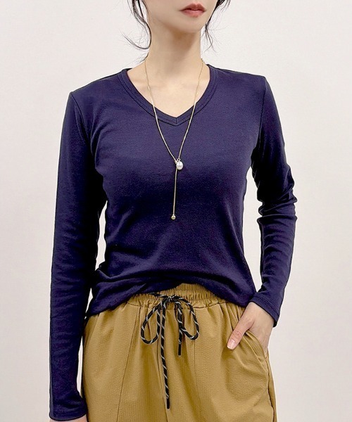 CLOTHY(クロシィ)の「【インナーにも使いやすいスッキリVネック!】スムースVネック長袖Tシャツ(Tシャツ/カットソー・レディース・オフホワイト/ブラック/イエロー/グレー/ブラウン/ネイビー/レッド/オリーブ/グレイッシュベージュ/ダークグリーン/チャコールグレー/ピンク/パープル・SMALL/MEDIUM/LARGE/X-LARGE/XX-LARGE)」の9枚目の写真