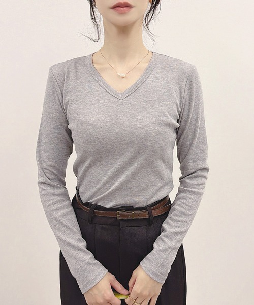 CLOTHY(クロシィ)の「【インナーにも使いやすいスッキリVネック!】スムースVネック長袖Tシャツ(Tシャツ/カットソー・レディース・オフホワイト/ブラック/イエロー/グレー/ブラウン/ネイビー/レッド/オリーブ/グレイッシュベージュ/ダークグリーン/チャコールグレー/ピンク/パープル・SMALL/MEDIUM/LARGE/X-LARGE/XX-LARGE)」の4枚目の写真