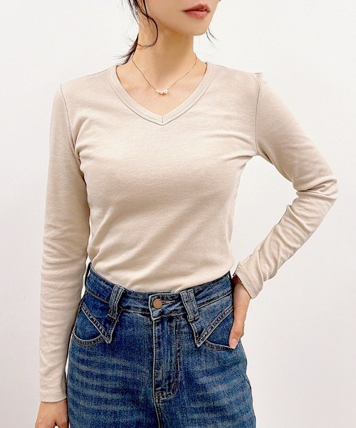 CLOTHY(クロシィ)の「【インナーにも使いやすいスッキリVネック!】スムースVネック長袖Tシャツ(Tシャツ/カットソー・レディース・オフホワイト/ブラック/イエロー/グレー/ブラウン/ネイビー/レッド/オリーブ/グレイッシュベージュ/ダークグリーン/チャコールグレー/ピンク/パープル・SMALL/MEDIUM/LARGE/X-LARGE/XX-LARGE)」の6枚目の写真