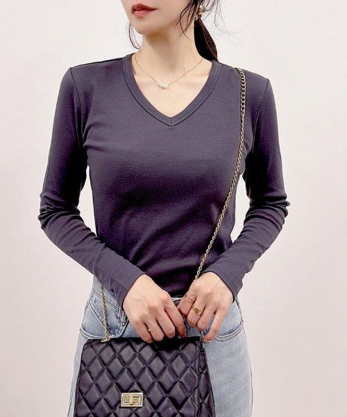CLOTHY(クロシィ)の「【インナーにも使いやすいスッキリVネック!】スムースVネック長袖Tシャツ(Tシャツ/カットソー・レディース・オフホワイト/ブラック/イエロー/グレー/ブラウン/ネイビー/レッド/オリーブ/グレイッシュベージュ/ダークグリーン/チャコールグレー/ピンク/パープル・SMALL/MEDIUM/LARGE/X-LARGE/XX-LARGE)」の3枚目の写真