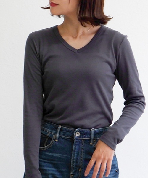 CLOTHY(クロシィ)の「【インナーにも使いやすいスッキリVネック!】スムースVネック長袖Tシャツ(Tシャツ/カットソー・レディース・オフホワイト/ブラック/イエロー/グレー/ブラウン/ネイビー/レッド/オリーブ/グレイッシュベージュ/ダークグリーン/チャコールグレー/ピンク/パープル・SMALL/MEDIUM/LARGE/X-LARGE/XX-LARGE)」の20枚目の写真