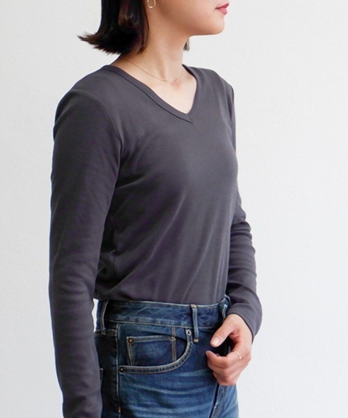 CLOTHY(クロシィ)の「【インナーにも使いやすいスッキリVネック!】スムースVネック長袖Tシャツ(Tシャツ/カットソー・レディース・オフホワイト/ブラック/イエロー/グレー/ブラウン/ネイビー/レッド/オリーブ/グレイッシュベージュ/ダークグリーン/チャコールグレー/ピンク/パープル・SMALL/MEDIUM/LARGE/X-LARGE/XX-LARGE)」の21枚目の写真