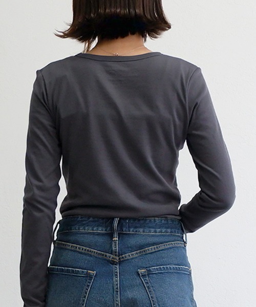 CLOTHY(クロシィ)の「【インナーにも使いやすいスッキリVネック!】スムースVネック長袖Tシャツ(Tシャツ/カットソー・レディース・オフホワイト/ブラック/イエロー/グレー/ブラウン/ネイビー/レッド/オリーブ/グレイッシュベージュ/ダークグリーン/チャコールグレー/ピンク/パープル・SMALL/MEDIUM/LARGE/X-LARGE/XX-LARGE)」の22枚目の写真